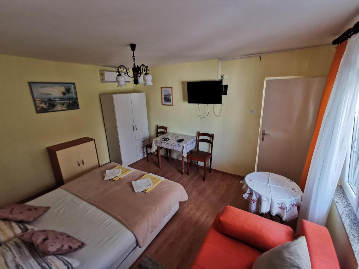 Studio Apartments Jasminka Selce Exterior foto